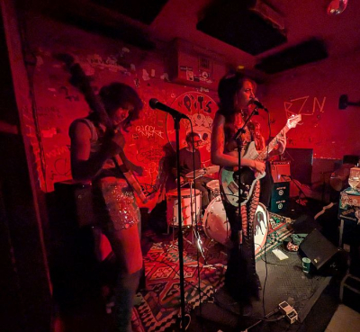 Bella and The Bizarre - Tussen camp en elementaire rock-'n-roll