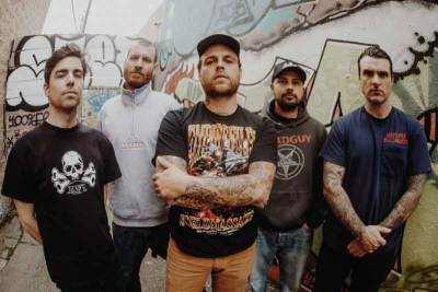 Crowdsurfing, stagediving, headbangings, pogos et circle pits à gogo…