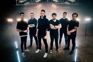 Secondhand Saints - Als je schrijft of dingen creëert vanuit iets dat je zelf hebt meegemaakt, komen die ook echter over. Het was dus een bewuste manier van werken. En binnen die context kom je dus zowel vreugde als pijn tegen …
