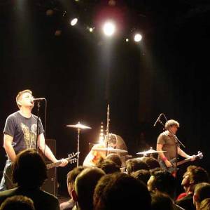 Shellac - God bestaat dan toch, het is een tenger ventje, draagt meestal een overall en heeft een zuinig brilletje op