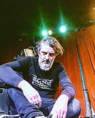 Blackup - Xavier Benoit - Nieuwe plaat uitbrengen, live spelen, broodjes martino en bamikroketten bestellen bij naftstations onderweg naar optredens, thuiskomen met tinnitus, opstaan met ne kater, nieuwe knieën, haaruitval, dat soort dingen …