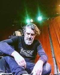 Blackup - Xavier Benoit - Nieuwe plaat uitbrengen, live spelen, broodjes martino en bamikroketten bestellen bij naftstations onderweg naar optredens, thuiskomen met tinnitus, opstaan met ne kater, nieuwe knieën, haaruitval, dat soort dingen …