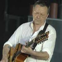 Renaud n’est pas encore mort ! Car il … encore … (chante bien sûr !)