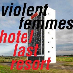 Les Violent Femmes n’ont plus que l’hôtel comme dernier res(s)ort…