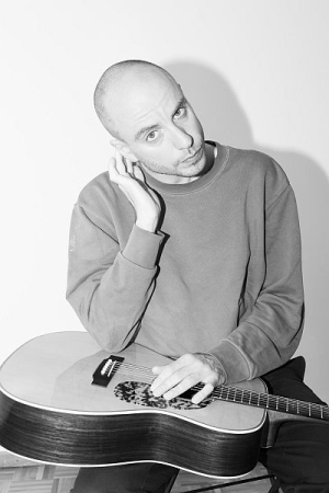Julien Tassin - Als je met een band speelt moet je inspiratie en dingen met elkaar delen, als solo artiest moet ik me enkel concentreren op mijn eigen gedachten