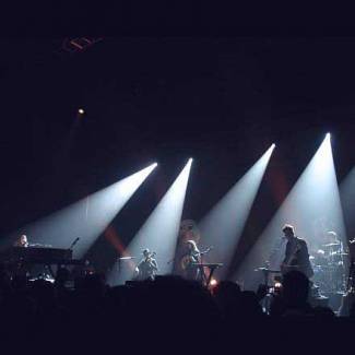 Birdy spreidt haar vleugels