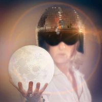 Miss d’Ailes prend la Lune pour refuge