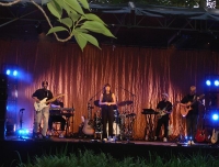 Meau - Holy garden session - Publiek wordt moeiteloos ingenomen op deze idyllische plek met haar innemende muziek
