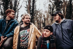 BDRMM - Tekstueel denk ik niet dat het een erg licht album is, het is misschien uit de bodem geraken, naar boven kijken en eruit klimmen