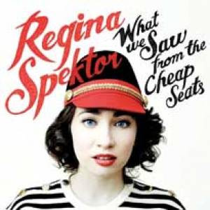 Regina Spektor assise entre deux chaises…
