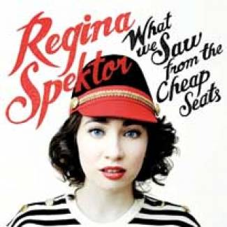 Regina Spektor assise entre deux chaises…
