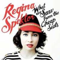 Regina Spektor assise entre deux chaises…