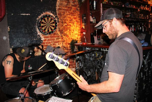 Freddie And The Vangrails + Röt Stewart - Aflossing van de wacht in de Kortrijkse punk/hardcore-scene
