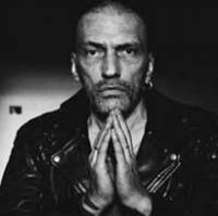 Darc dans le noir. Tristesse.