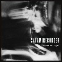 Salamirecorder à l’intérieur de la cage