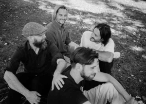 Dinoh en clair-obscur irisé…