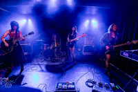 L.A. Witch betovert een uitverkochte Trix Bar, onheilspellend en onweerstaanbaar!