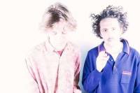 SCHNTZL - Met twee praten is intiem, maar er kan ook gelachen worden, of gehuild, of geroepen. Maar dat laatste ga je ook geen uur lang doen in een gesprek … Vandaar intimiteit! 